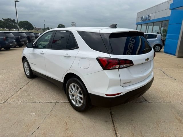 Used 2024 Chevrolet Equinox LS w/ LS Convenience Package FWD image 3