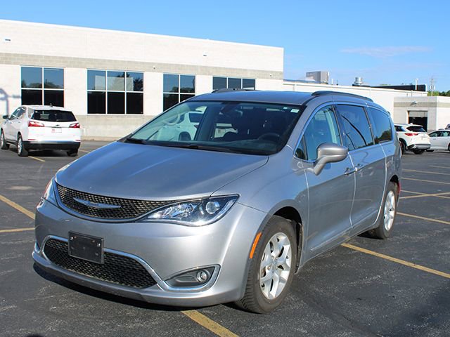 Used 2017 Chrysler Pacifica Touring-L w/ Tire & Wheel Group FWD image 2