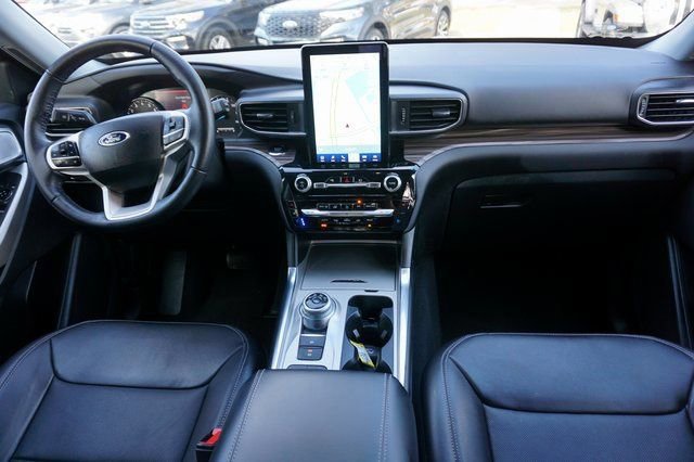 Certified 2022 Ford Explorer Limited w/ Limited Technology Package image 6