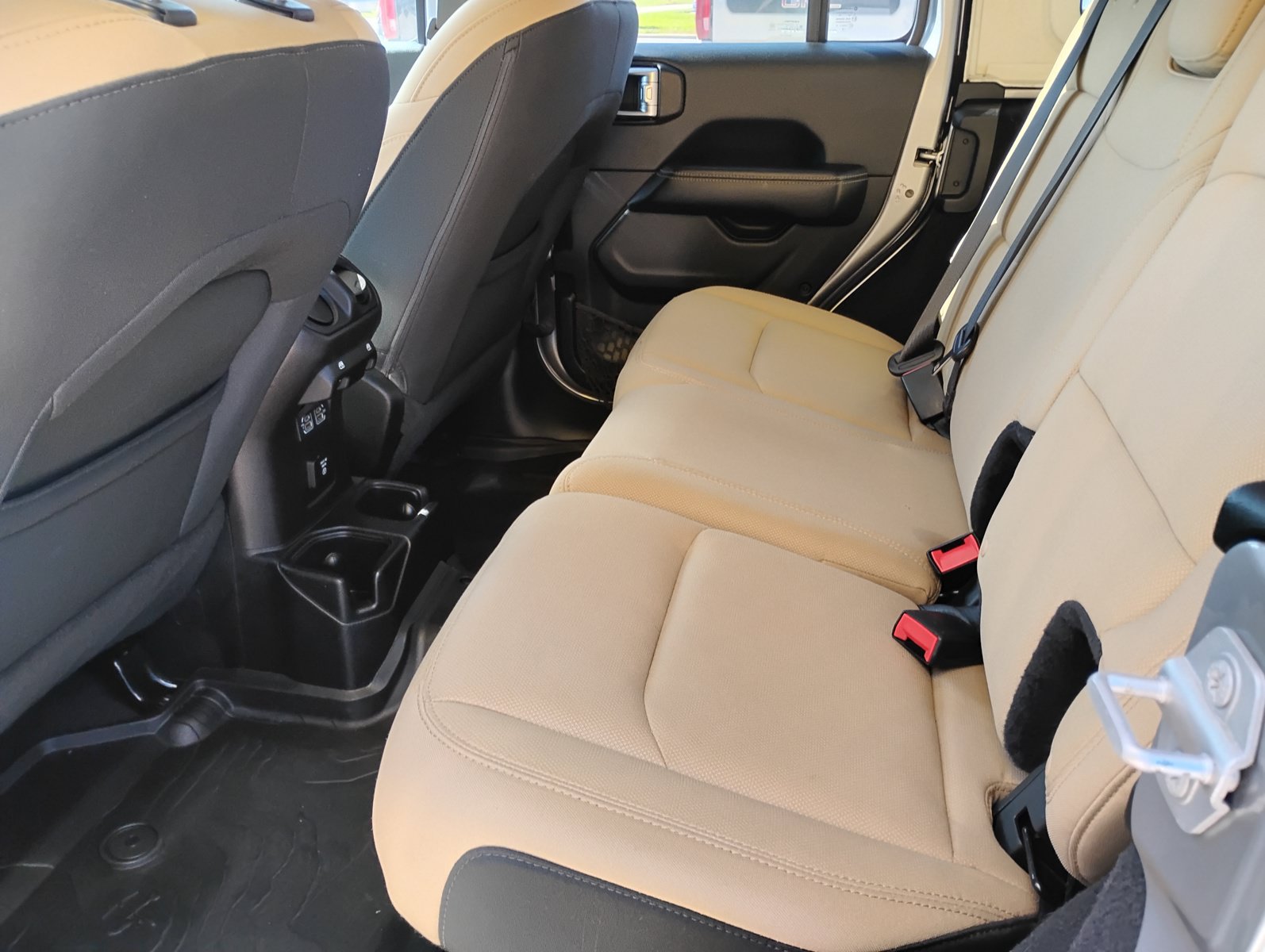 Used 2018 Jeep Wrangler Unlimited Sahara AWD/4WD image 25