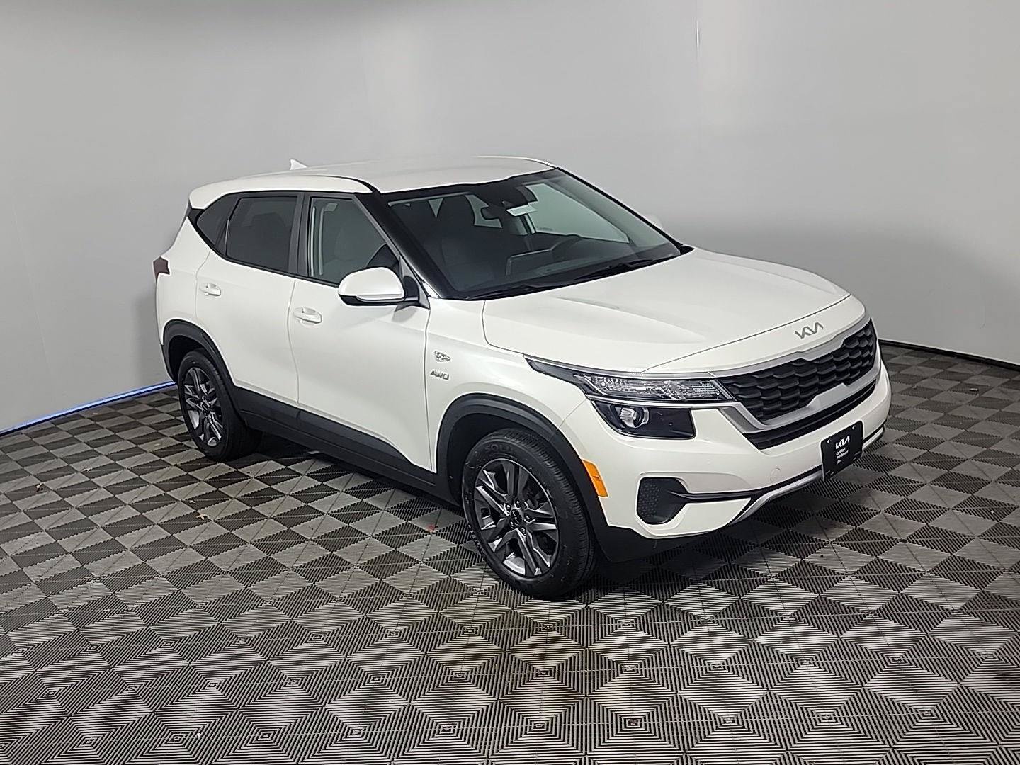 Certified 2023 Kia Seltos LX AWD/4WD image 2