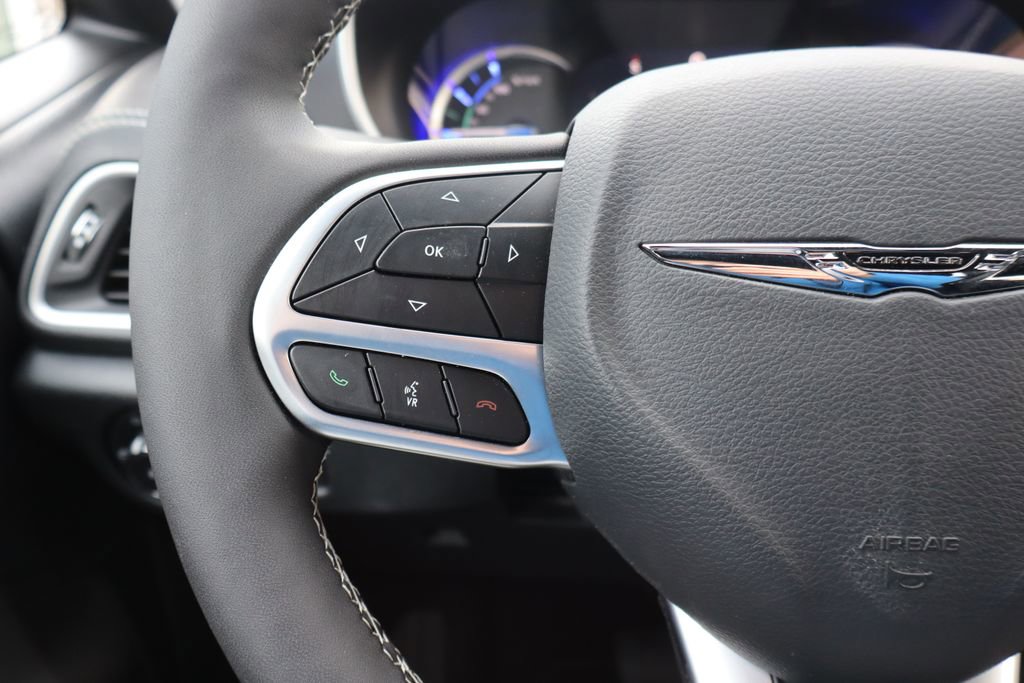 Used 2025 Chrysler Pacifica Select image 8