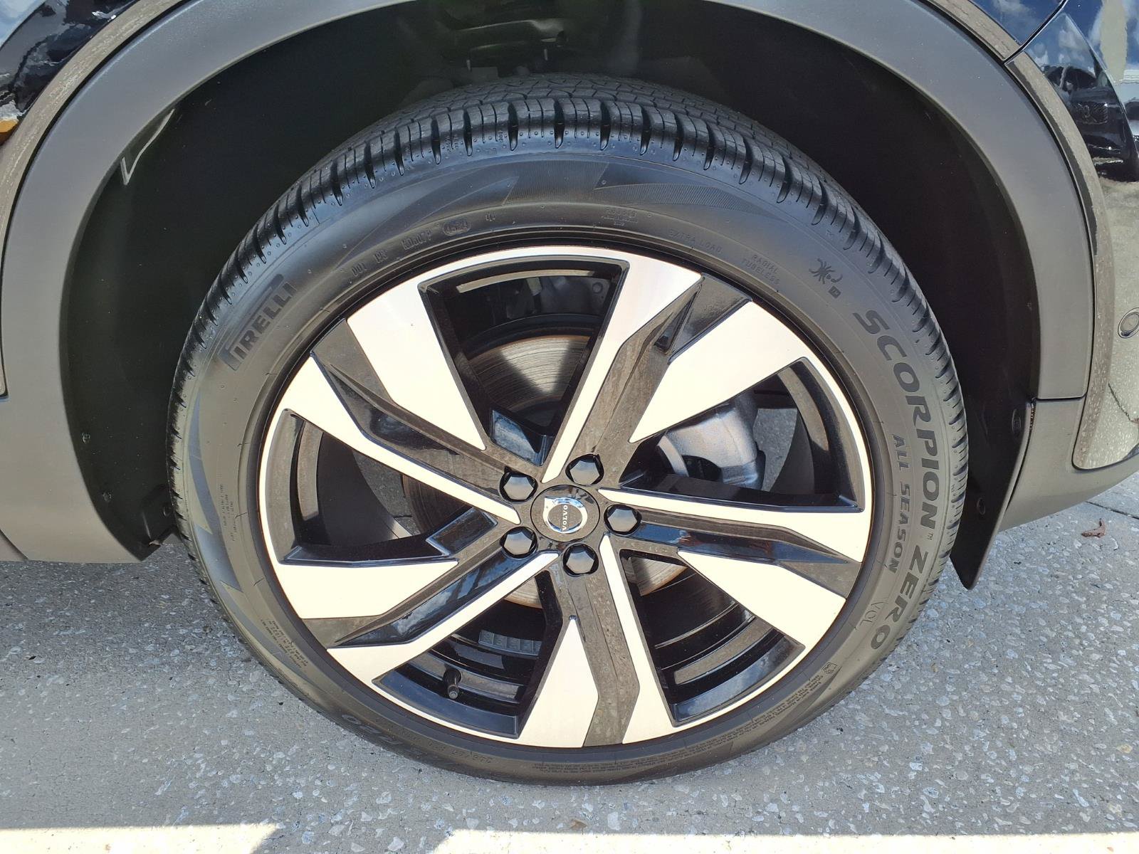 Certified 2025 Volvo XC40 B5 Ultra AWD/4WD image 9