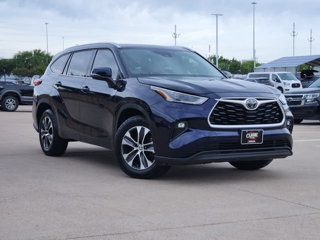 Used 2021 Toyota Highlander XLE FWD video 2
