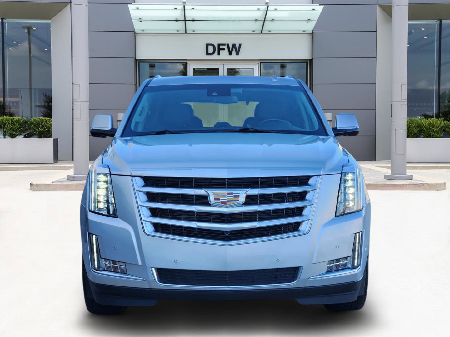 Used 2017 Cadillac Escalade Luxury image 2