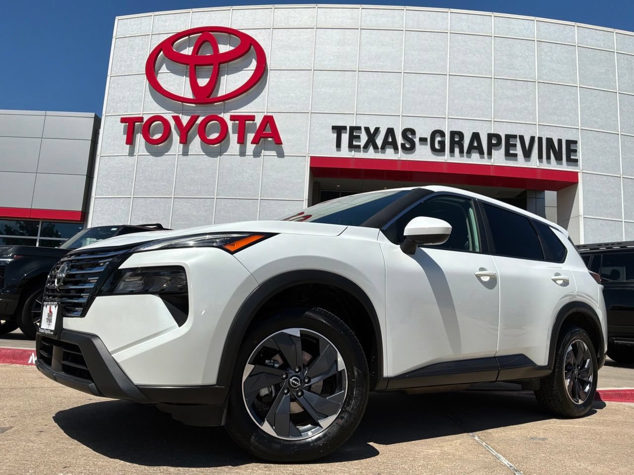 Used 2025 Nissan Rogue SV FWD image 2