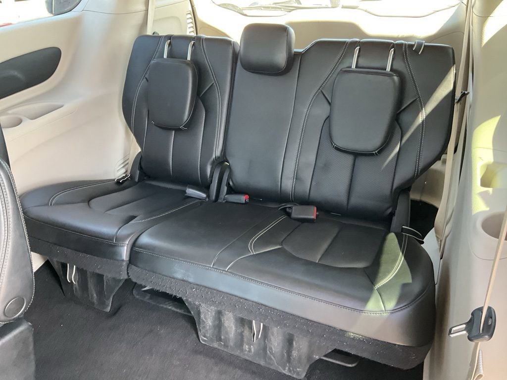 Used 2023 Chrysler Pacifica Touring-L image 12