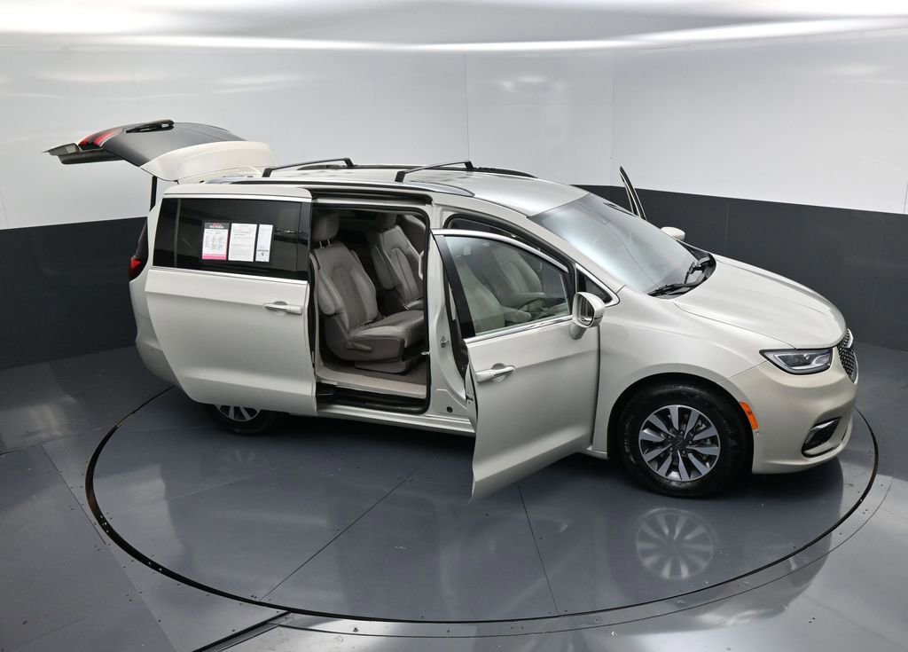 Used 2021 Chrysler Pacifica Touring-L image 24
