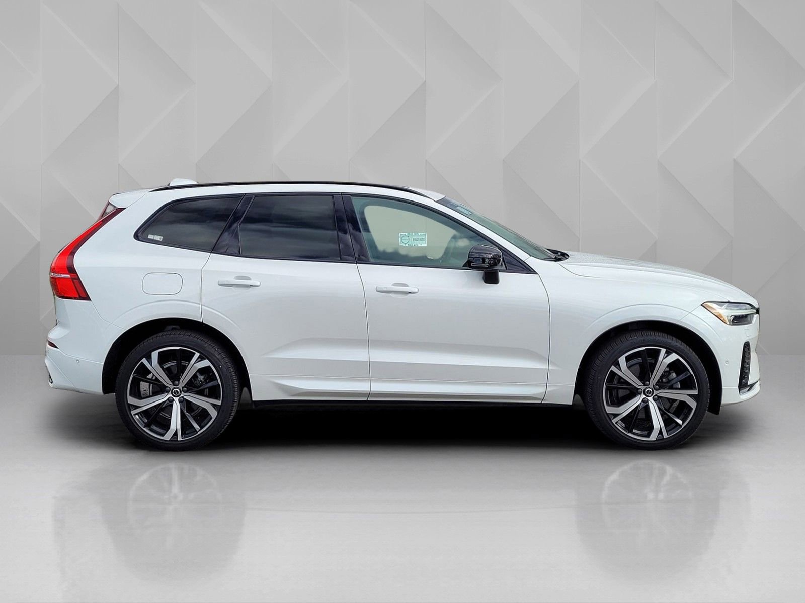 Certified 2023 Volvo XC60 B6 Ultimate w/ Protection Package Premier image 7