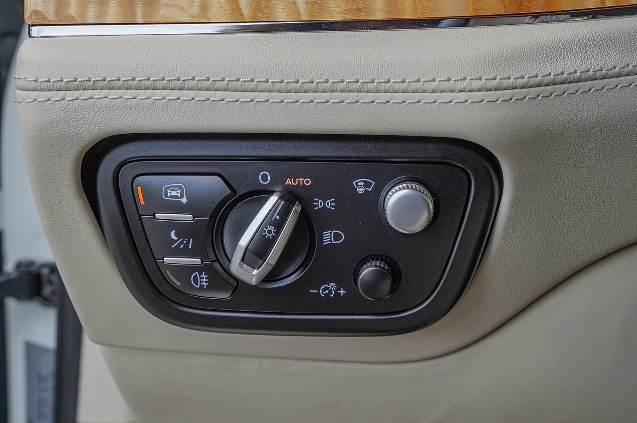 Used 2023 Bentley Bentayga image 33