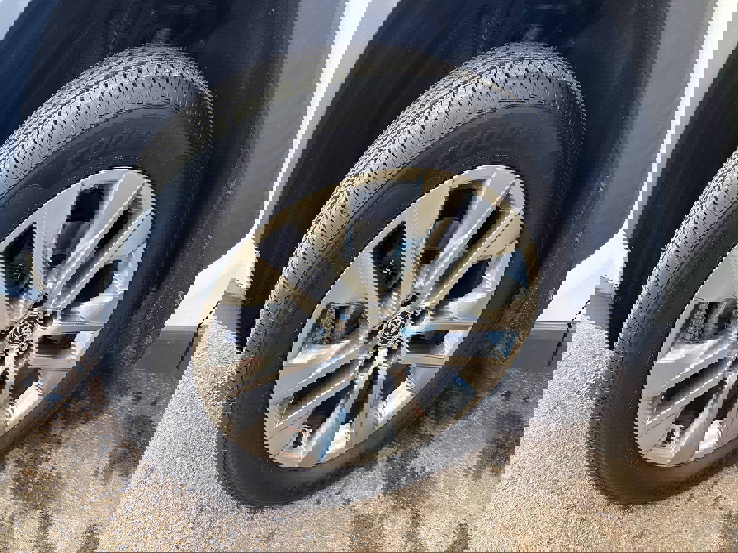 Used 2021 Toyota RAV4 XLE Premium image 4