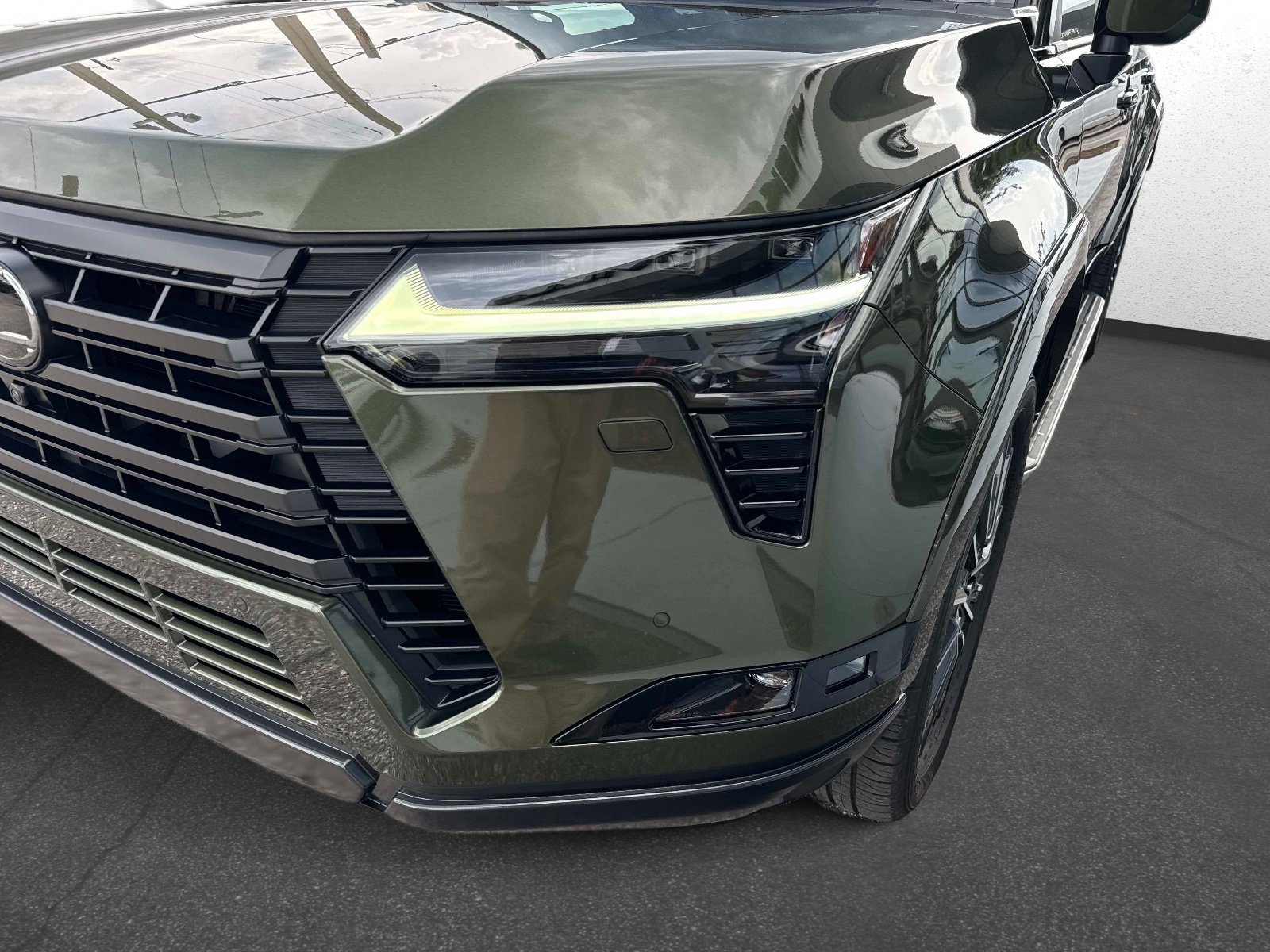 Used 2024 Lexus GX 550 w/ Accessory Package (Z1) AWD/4WD image 9