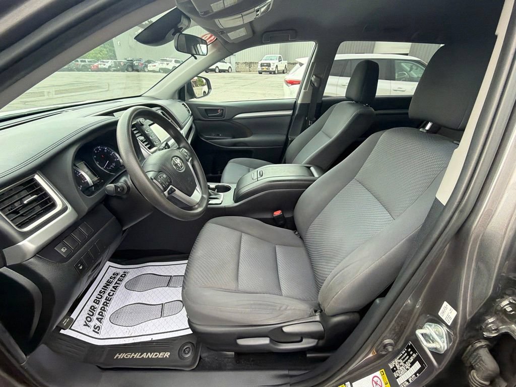 Used 2019 Toyota Highlander LE AWD/4WD image 11