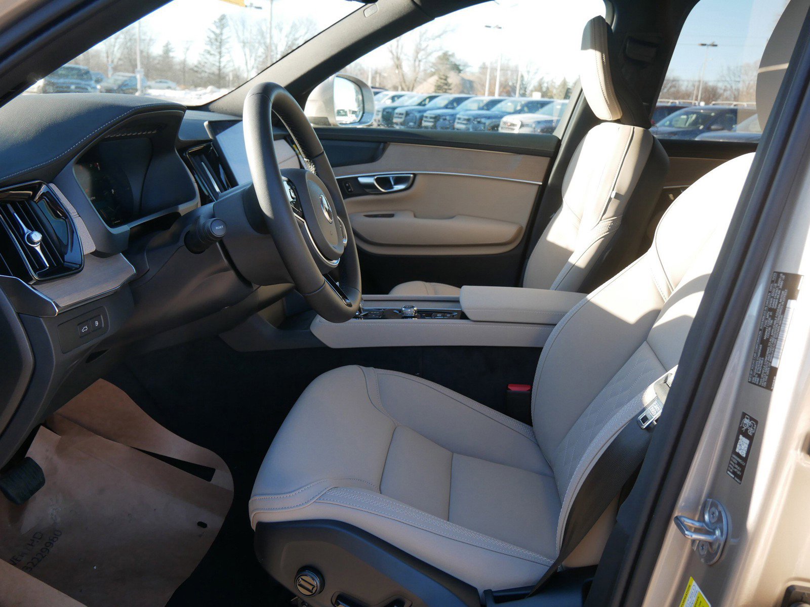 New 2026 Volvo XC90 T8 Plus w/ Protection Package Premier image 5