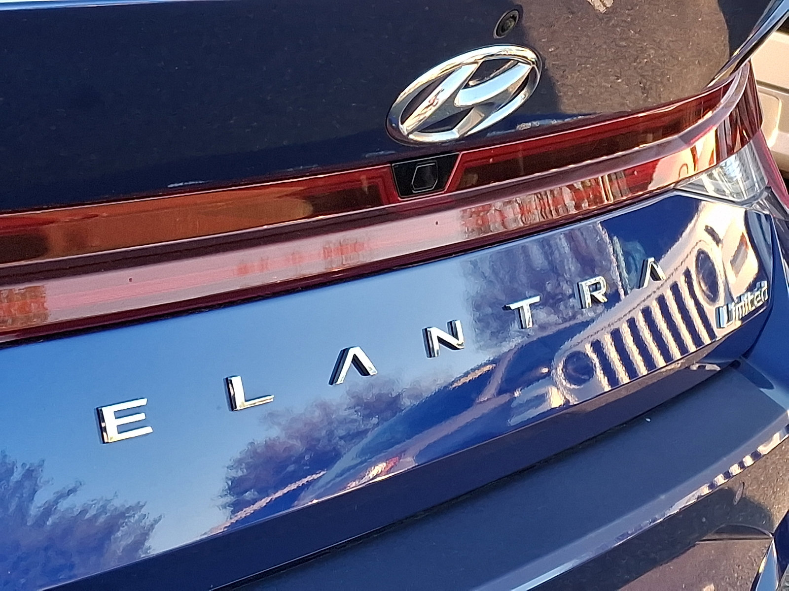 Certified 2023 Hyundai Elantra Limited w/ Preferred Accessory Package image 30