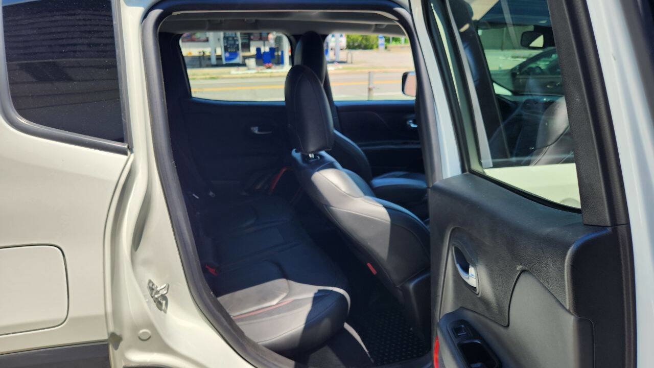 Used 2016 Jeep Renegade Trailhawk w/ Premium Trailhawk Package image 17