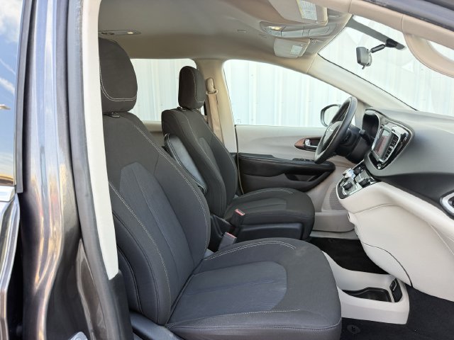 Used 2022 Chrysler Voyager LX FWD image 27