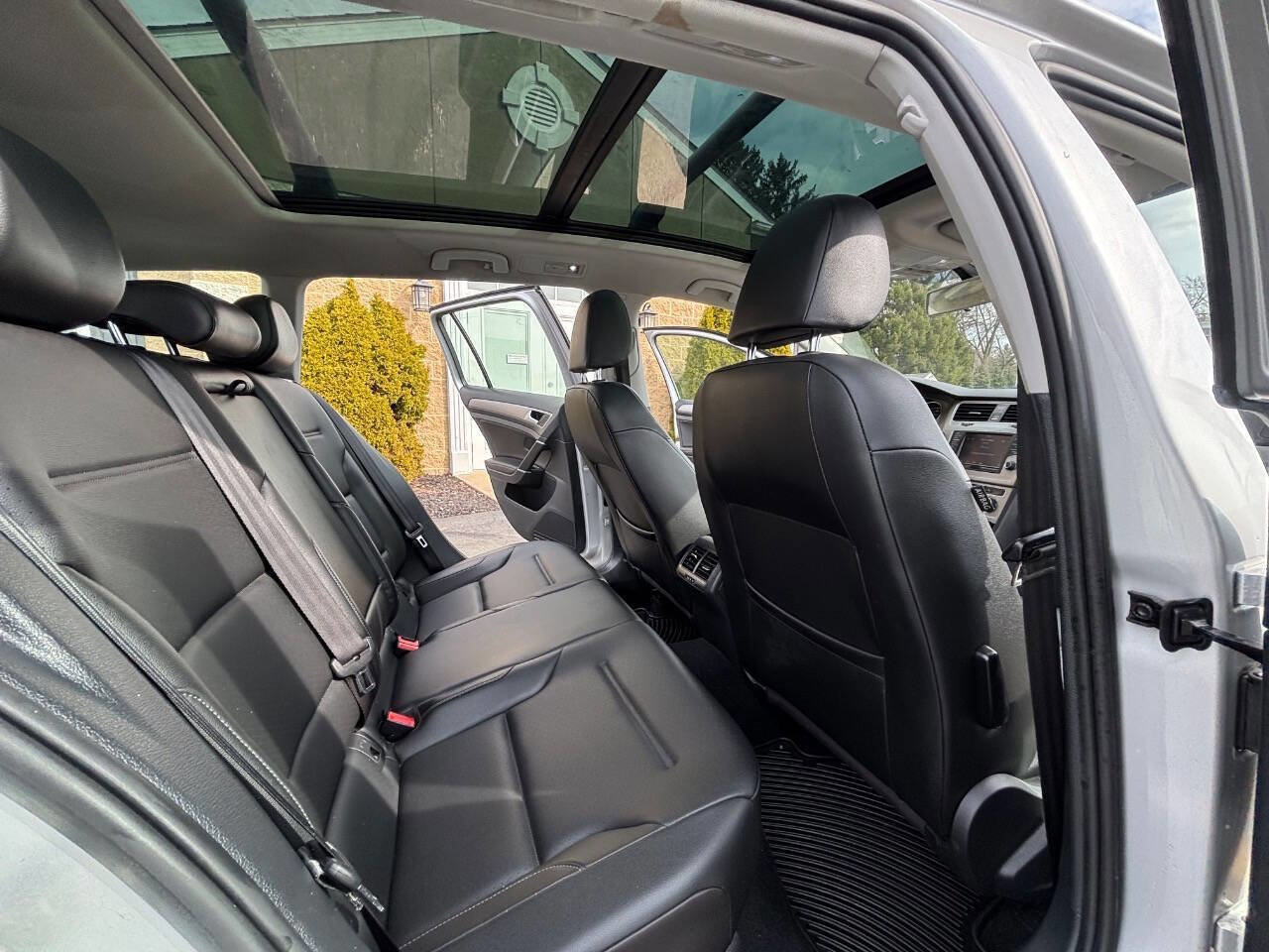 Used 2016 Volkswagen Golf SE image 9