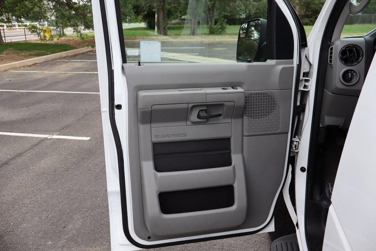 Used 2010 Ford E-350 and Econoline 350 XLT RWD image 24