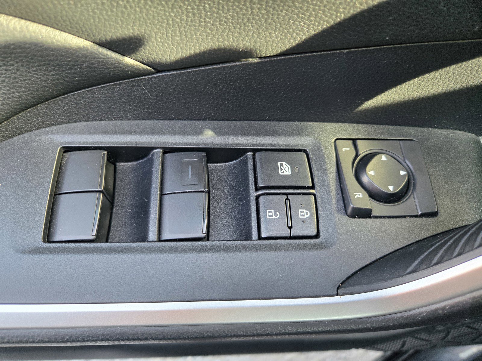 Used 2022 Toyota RAV4 LE image 26