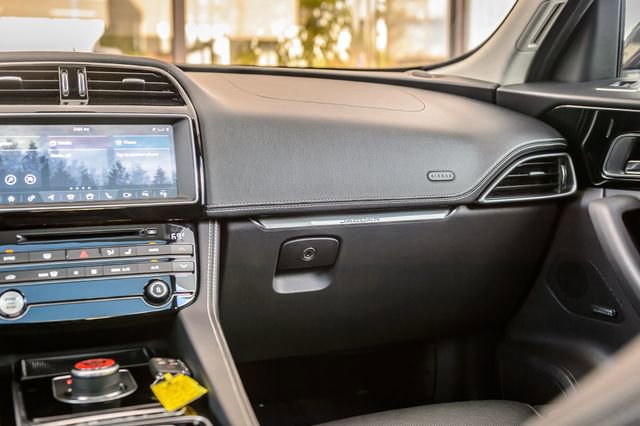 Used 2018 Jaguar F-PACE R-Sport image 34