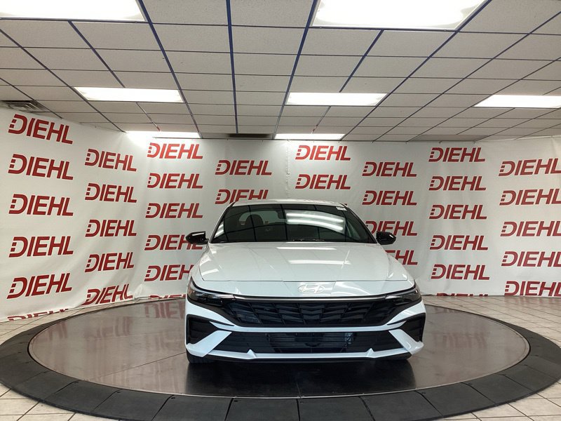 Used 2025 Hyundai Elantra SEL FWD image 2