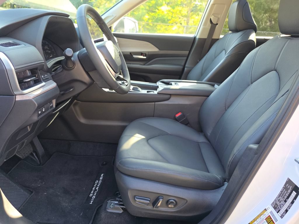 Used 2026 Toyota Grand Highlander AWD image 27