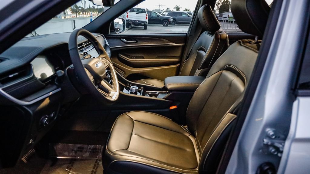 New 2025 Jeep Grand Cherokee L Limited w/ Black Appearance Package image 18