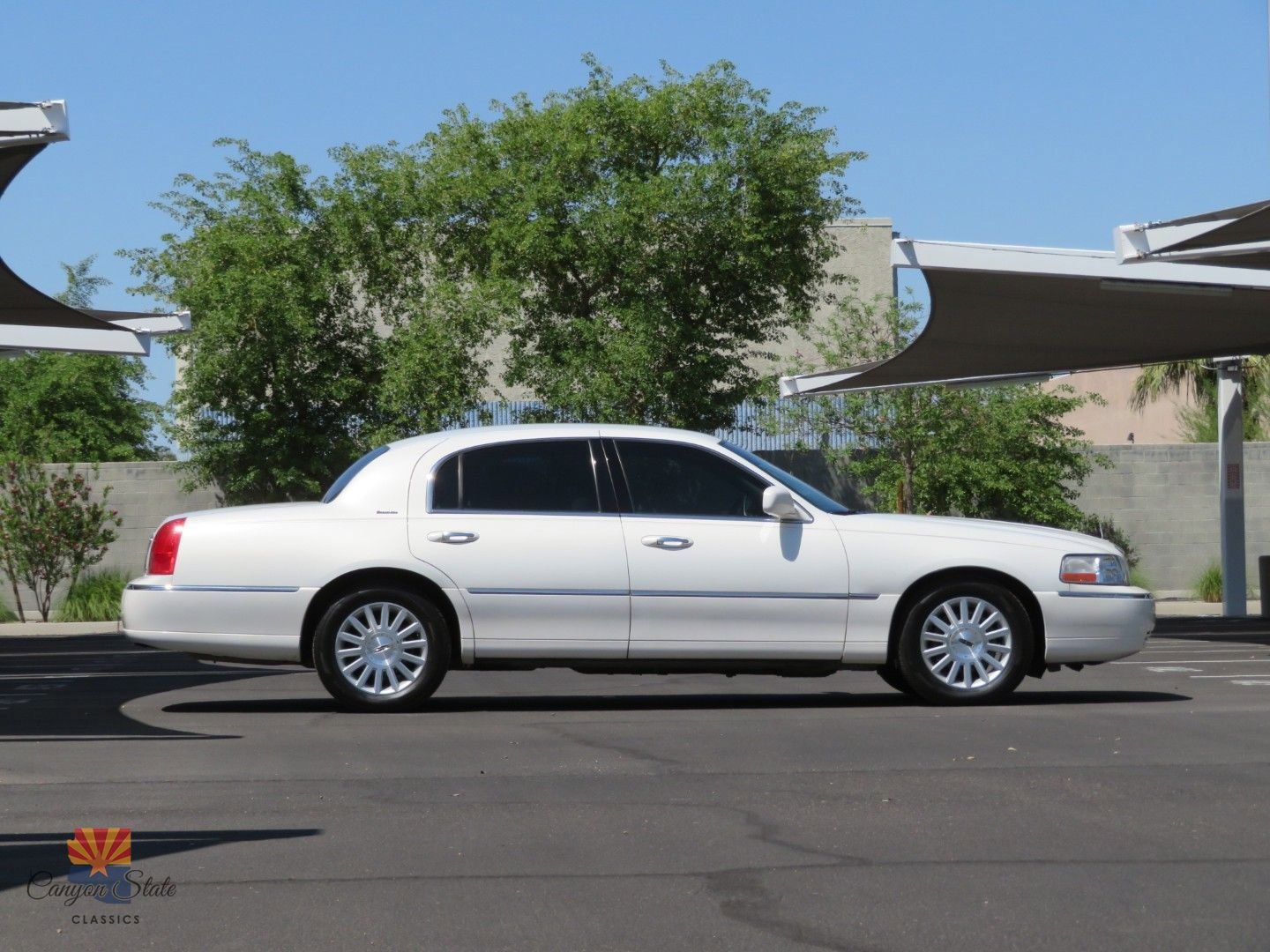 Used 2003 Lincoln Town Car Executive image 4