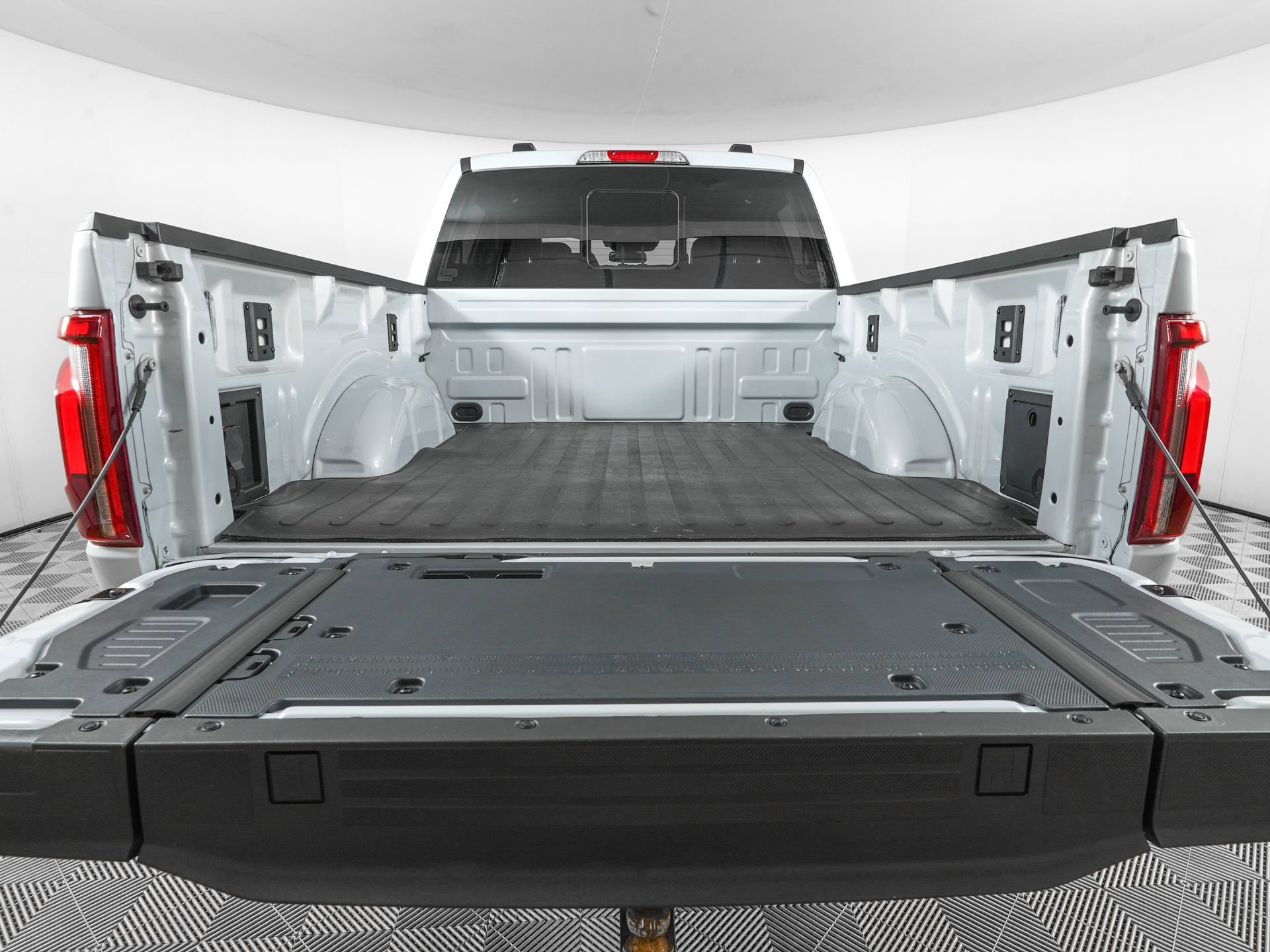 Used 2025 Ford F150 Lariat w/ Equipment Group 501A Mid image 8