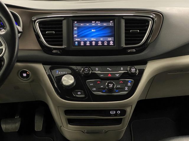 Used 2018 Chrysler Pacifica Touring-L image 8