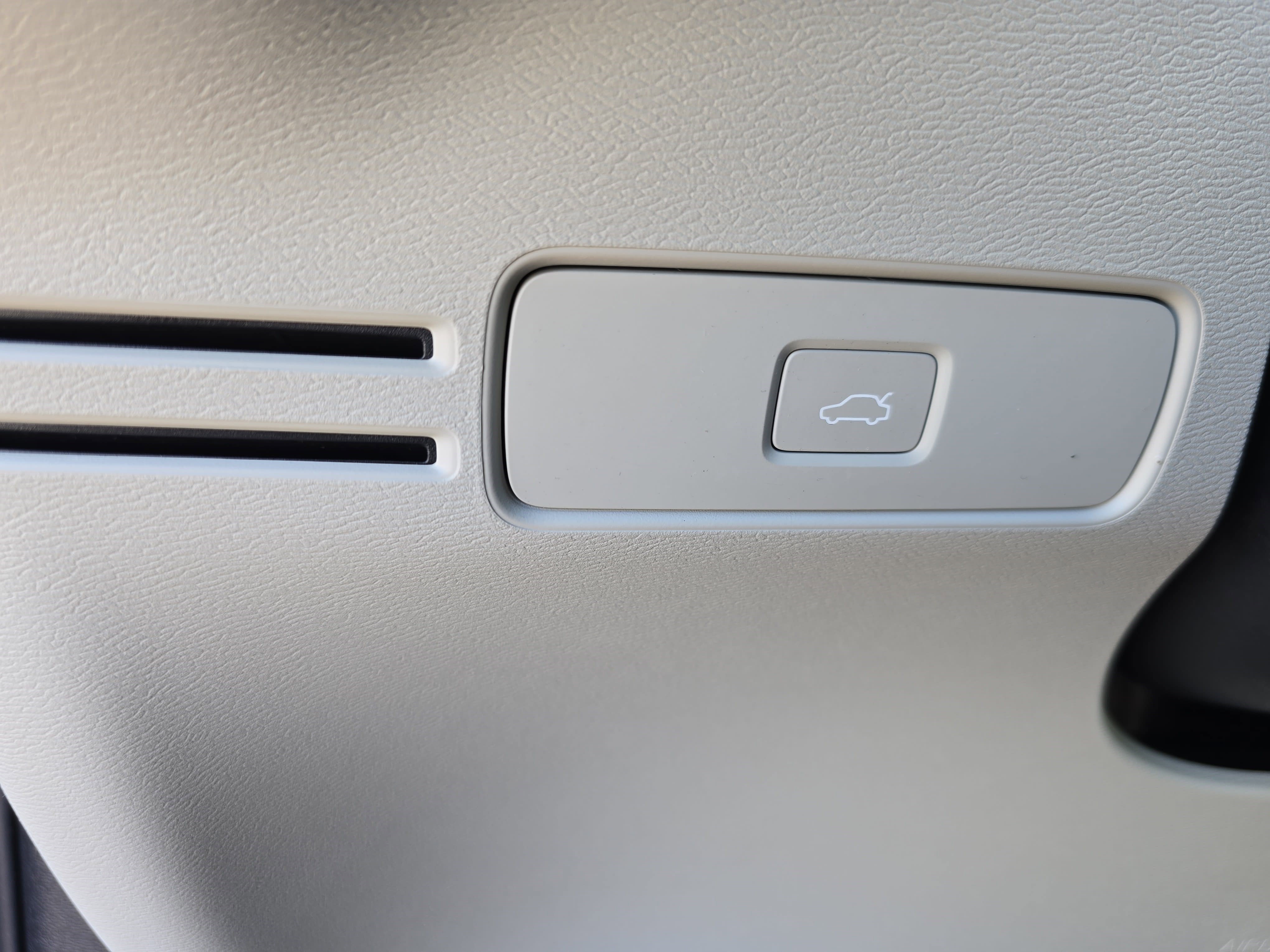 Used 2023 Volvo XC40 B4 Plus w/ Driver Assist Package image 27