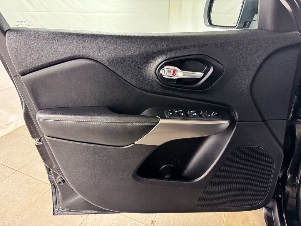 Used 2021 Jeep Cherokee Latitude Plus AWD/4WD image 14