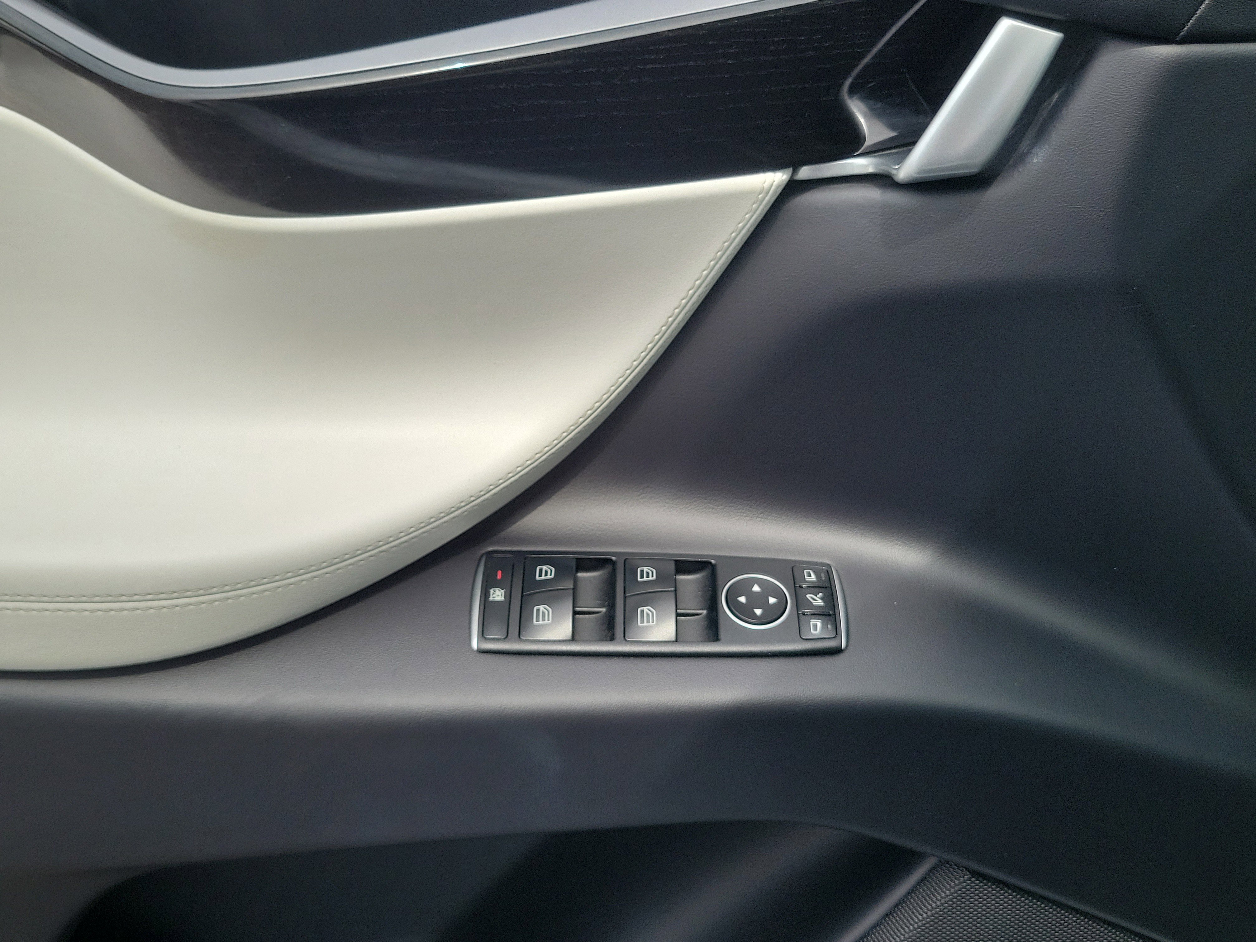 Used 2020 Tesla Model X image 15