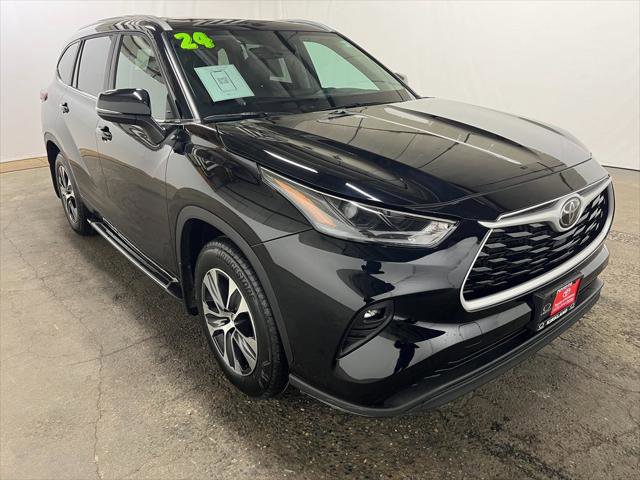 Certified 2024 Toyota Highlander XLE AWD/4WD image 1