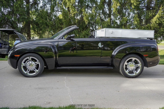 Used 2005 Chevrolet SSR w/ Preferred Equipment Group RWD image 3