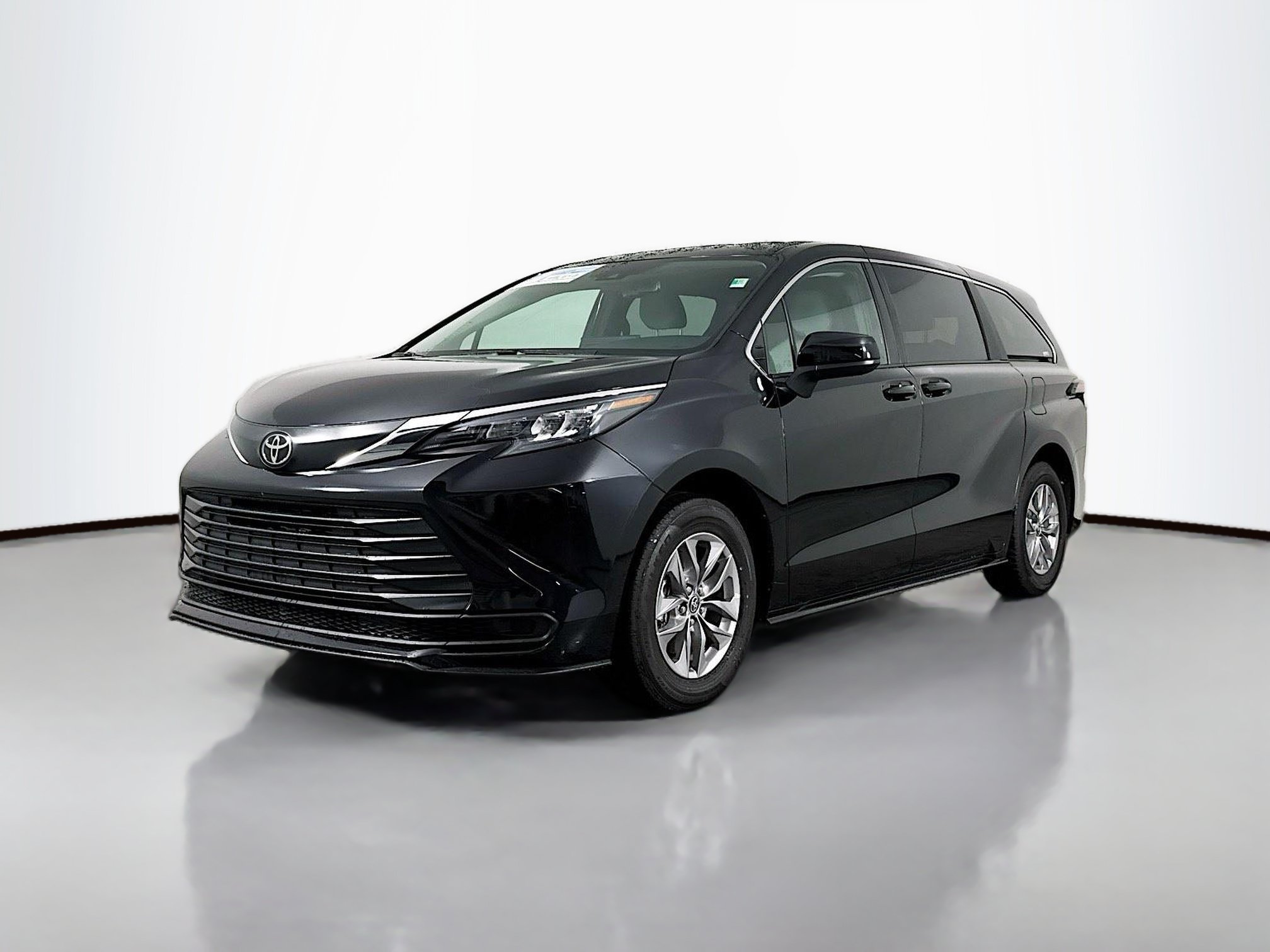 Certified 2026 Toyota Sienna LE FWD image 3