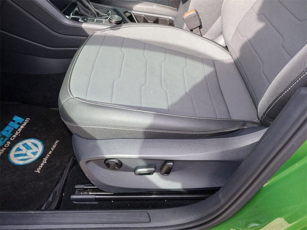 New 2025 Volkswagen Taos SE image 13
