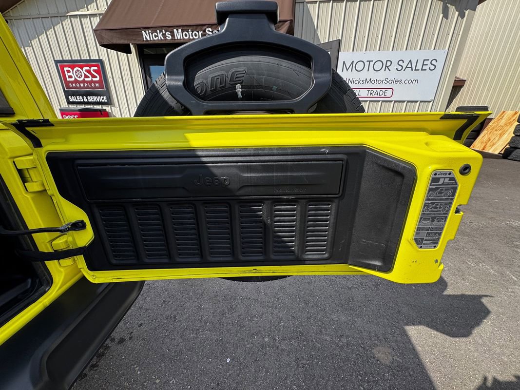 Used 2023 Jeep Wrangler Unlimited Sahara AWD/4WD image 42