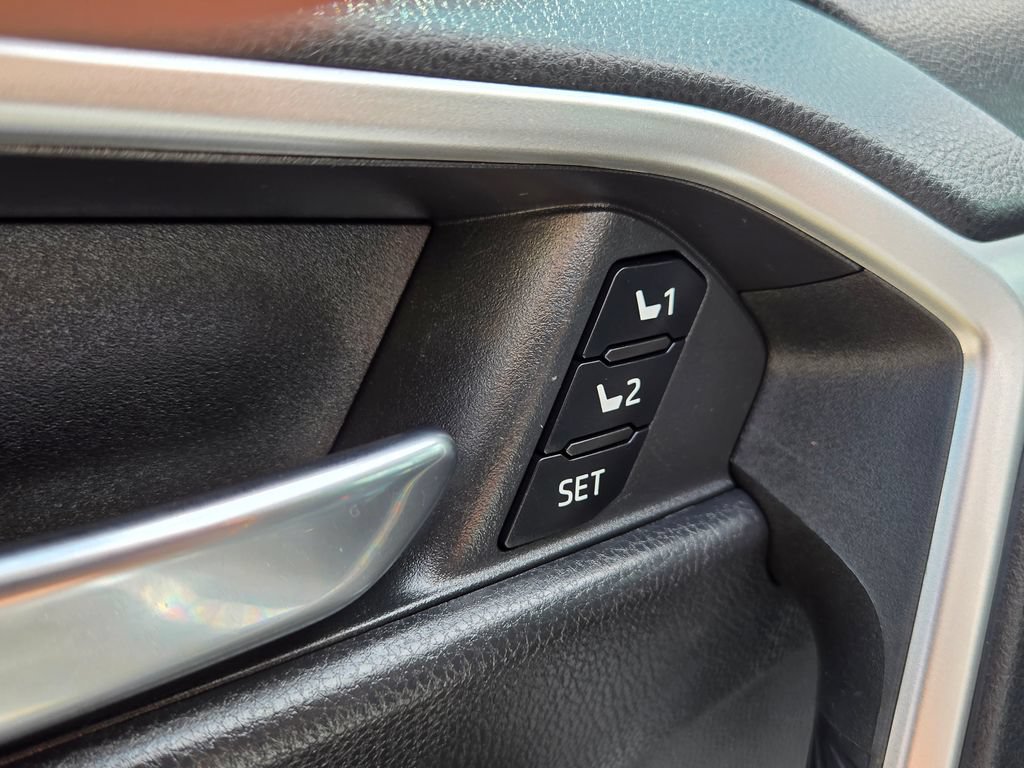 Used 2020 Toyota RAV4 XLE Premium AWD/4WD image 17