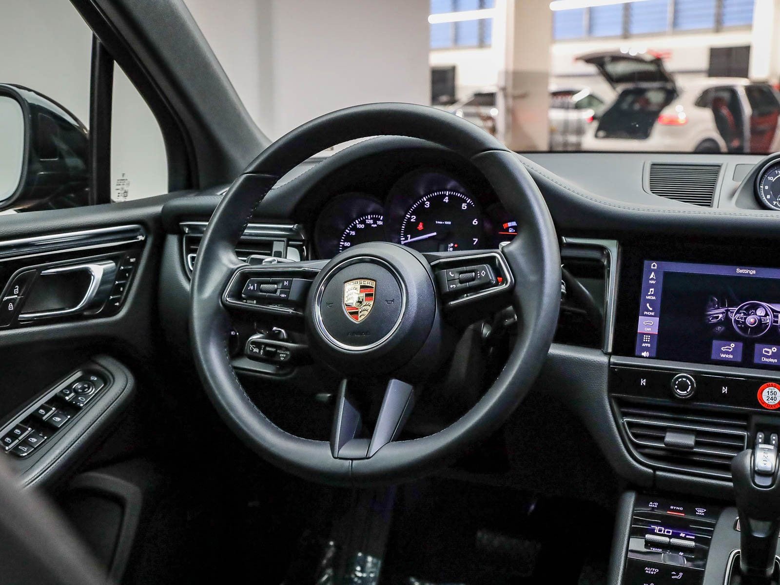 Certified 2025 Porsche Macan image 17