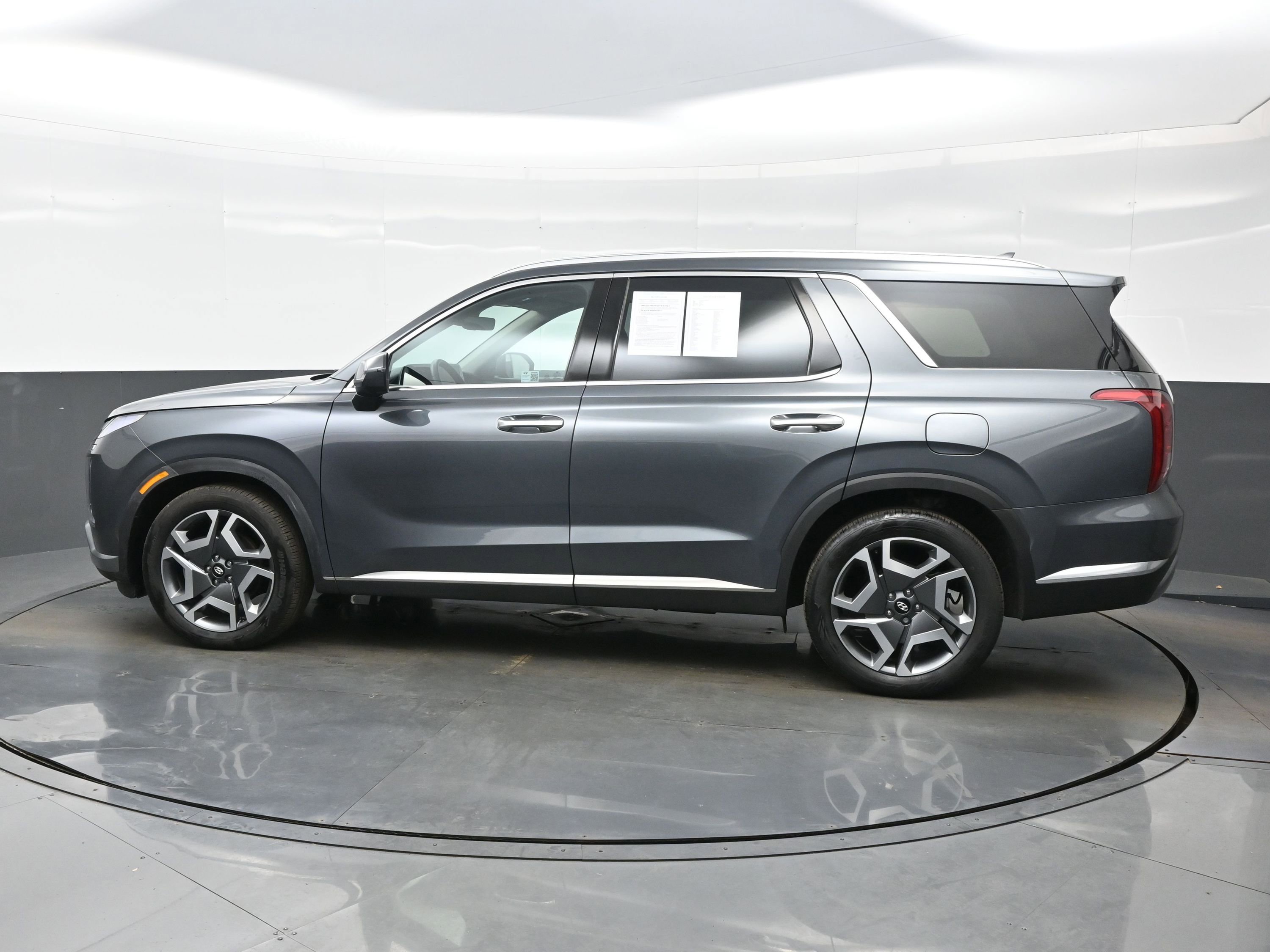 Used 2025 Hyundai Palisade Limited image 3