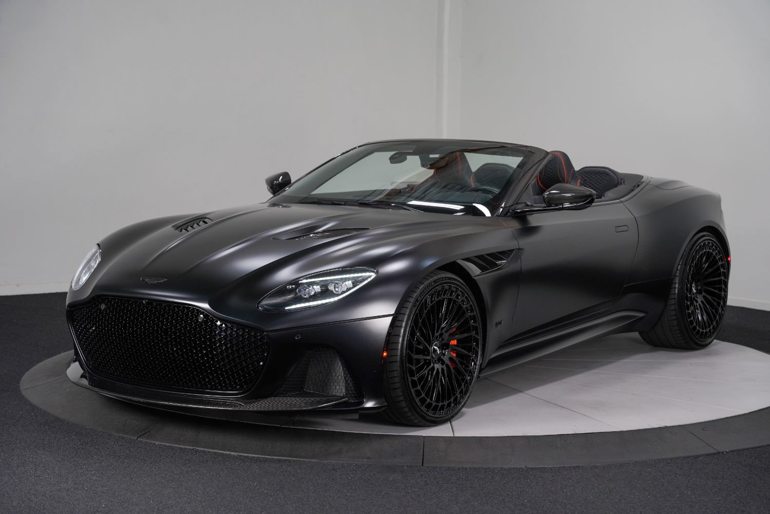 Used 2022 Aston Martin DBS Superleggera Volante RWD image 5