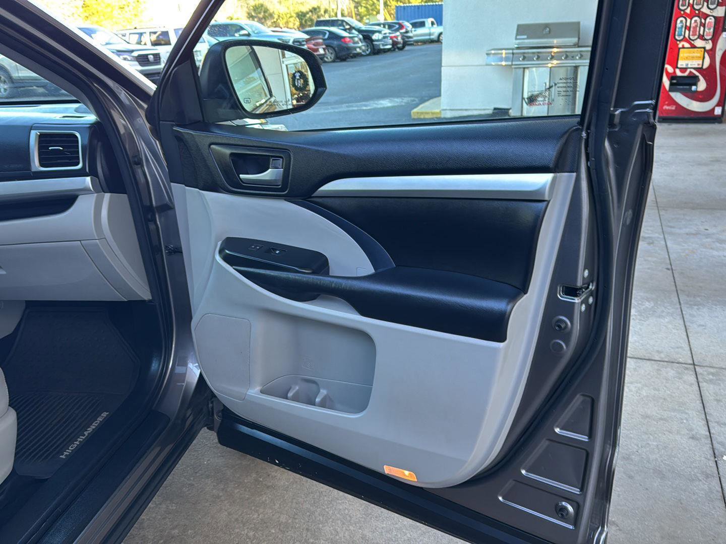 Used 2016 Toyota Highlander XLE image 12