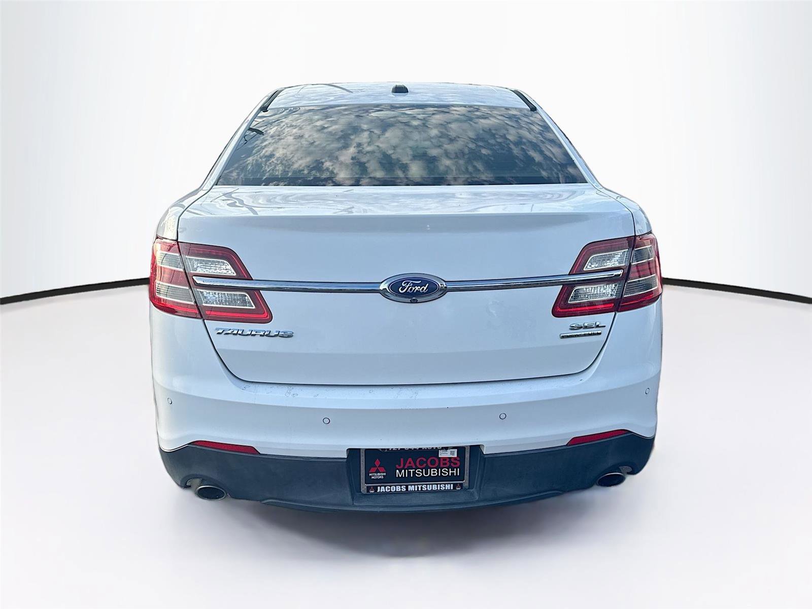 Used 2017 Ford Taurus SEL FWD image 4