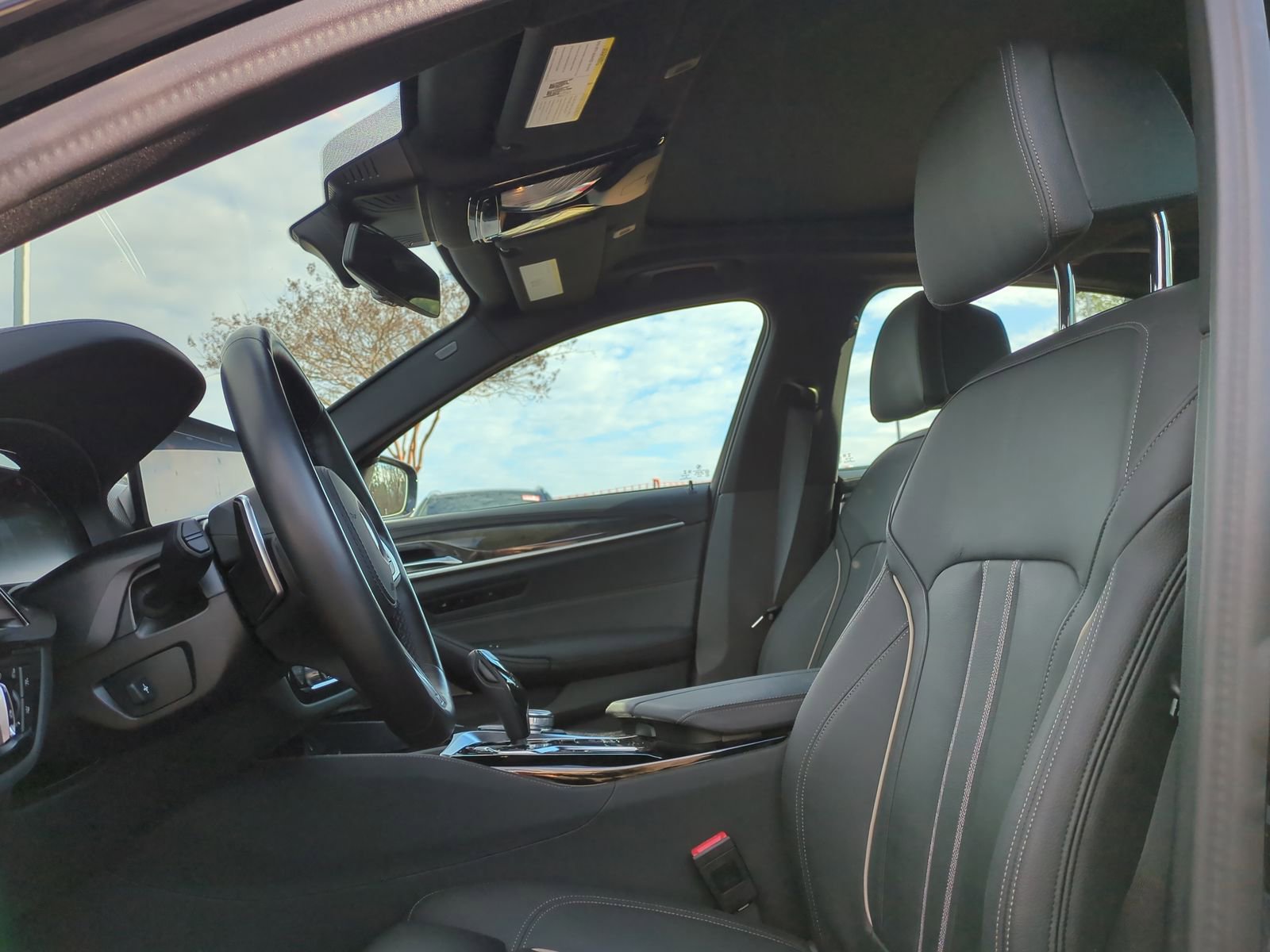 Used 2023 BMW M550i xDrive image 15