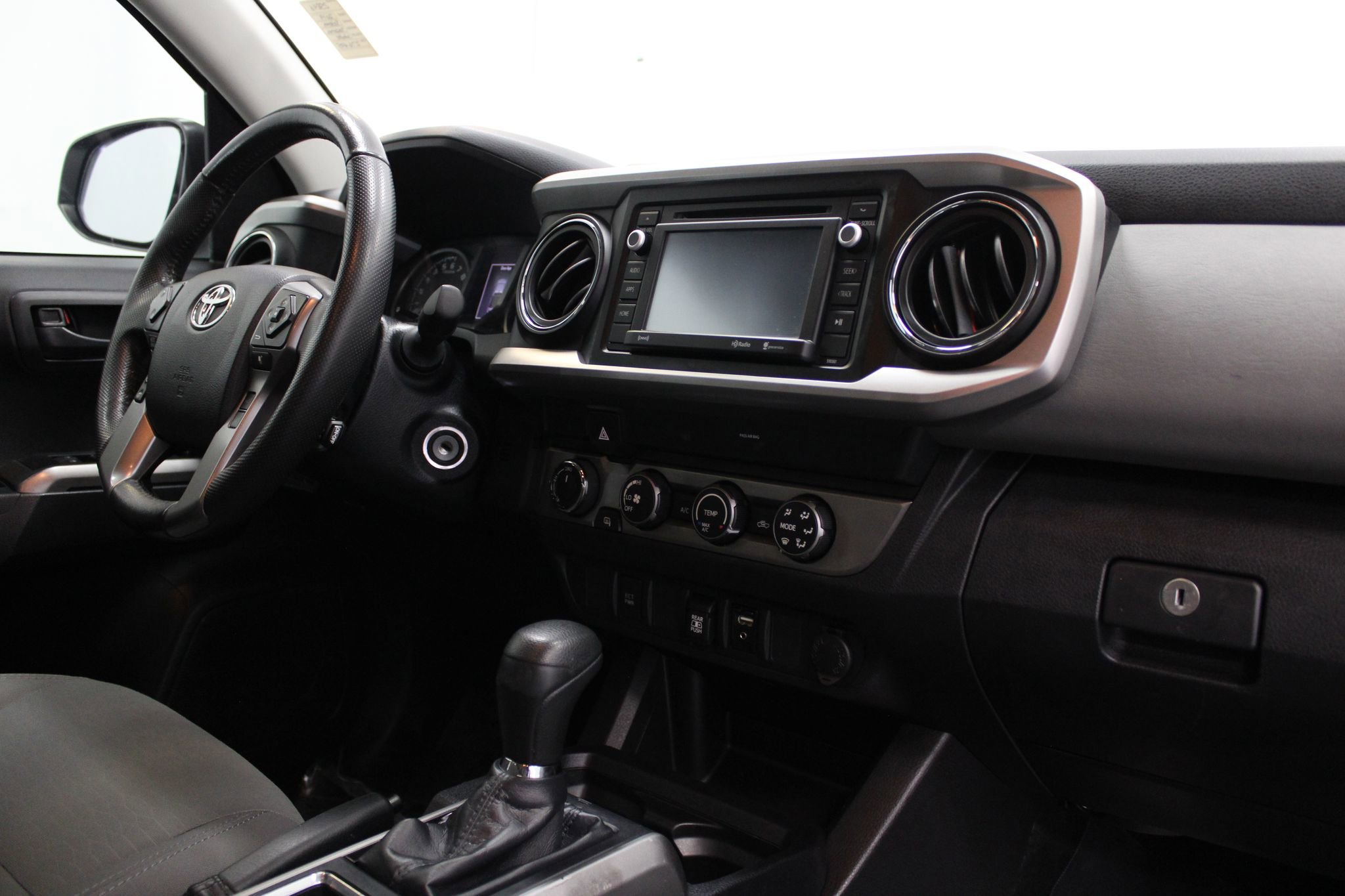 Used 2019 Toyota Tacoma SR5 AWD/4WD image 27