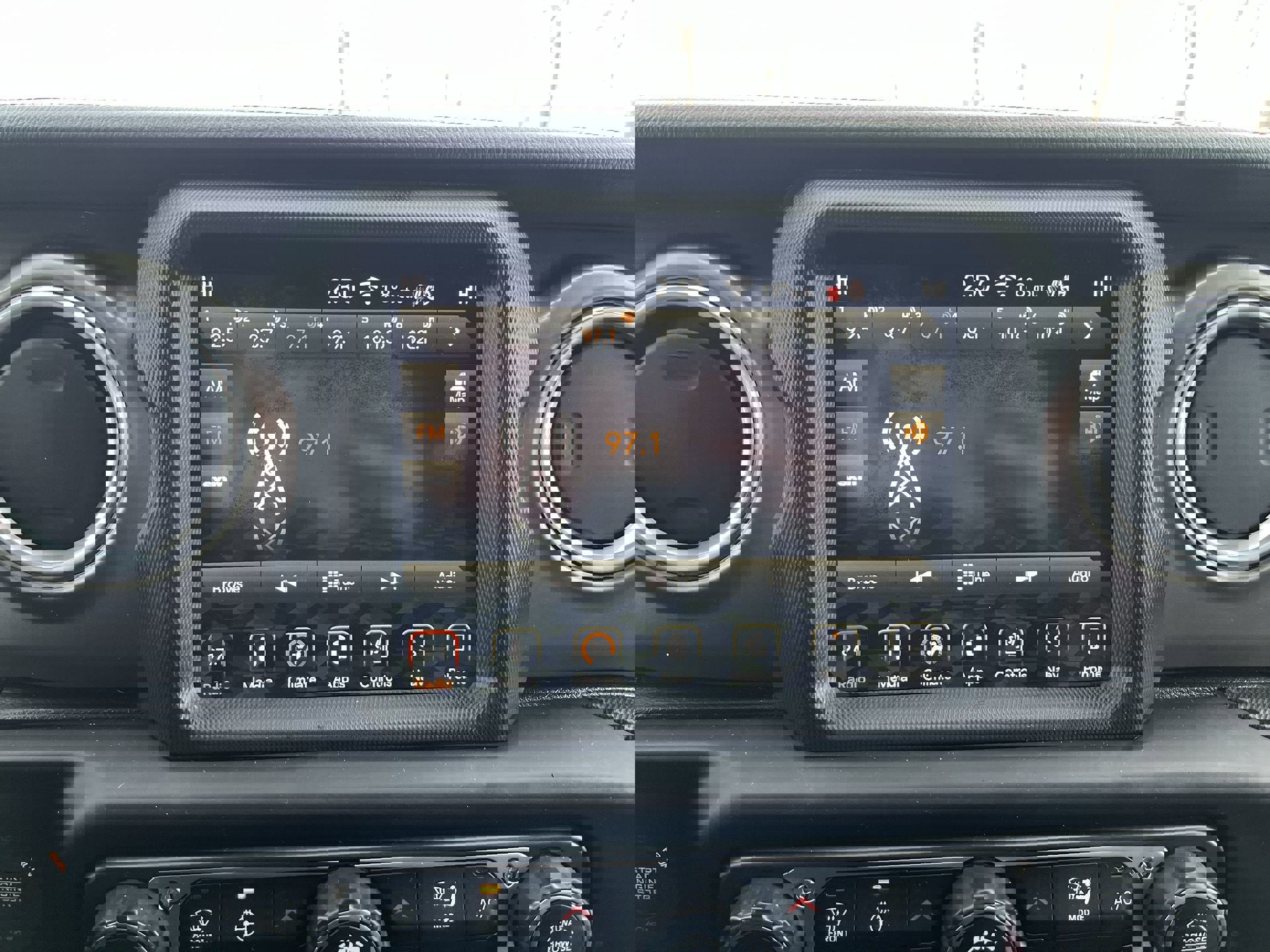 Used 2019 Jeep Wrangler Unlimited Rubicon w/ Uconnect 4C Nav & Sound Group image 13