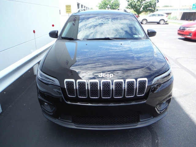 Used 2019 Jeep Cherokee Latitude Plus w/ Cold Weather Group AWD/4WD image 5