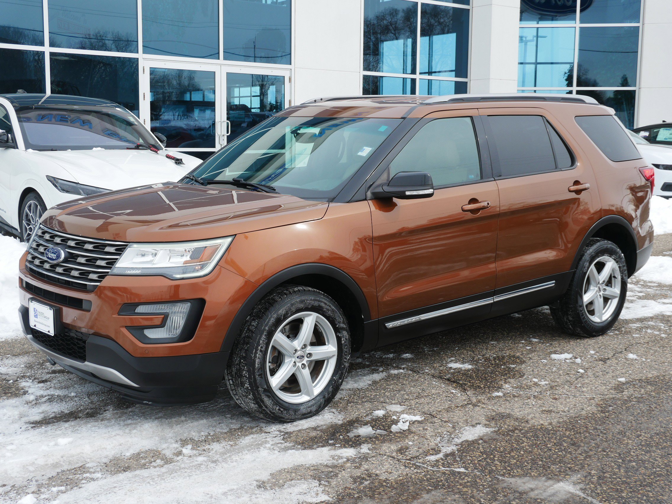 Used 2017 Ford Explorer XLT w/ Equipment Group 202A AWD/4WD image 25